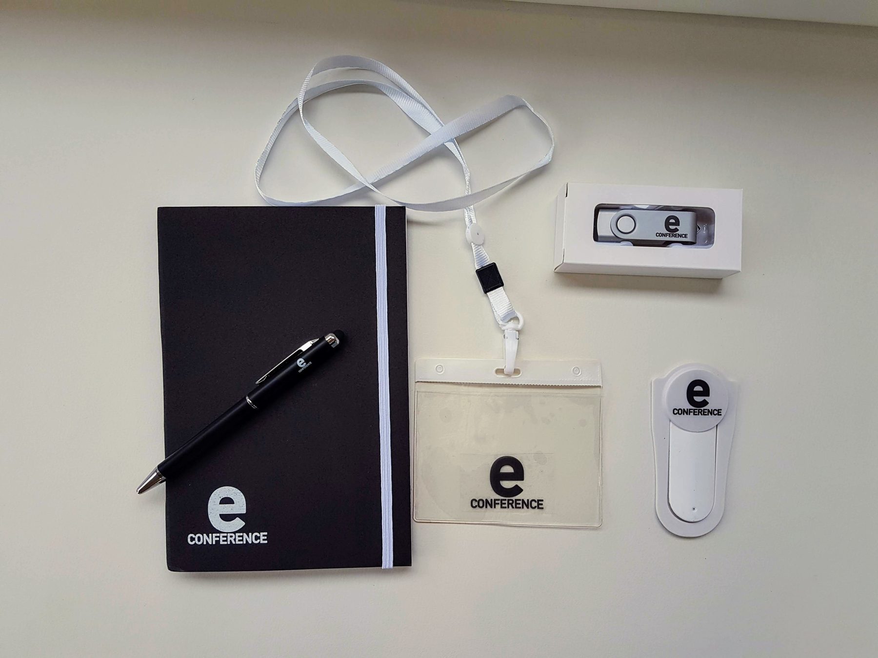 Kit d’objets publicitaires : carnet, stylo, cordon et clé USB au même logo